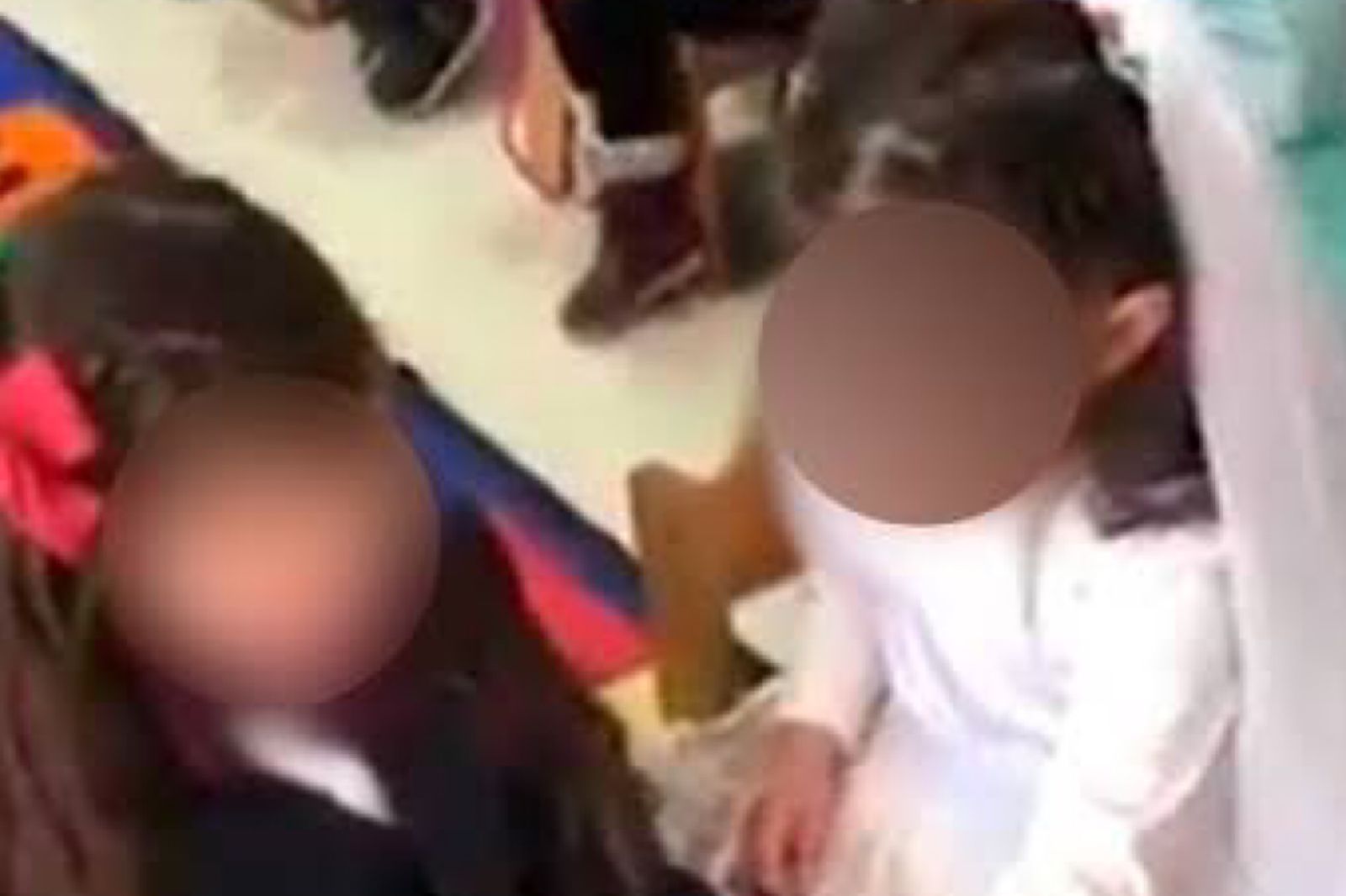 [VIDEO] Maestras de jardín de niños enseñan a niñas a casarse