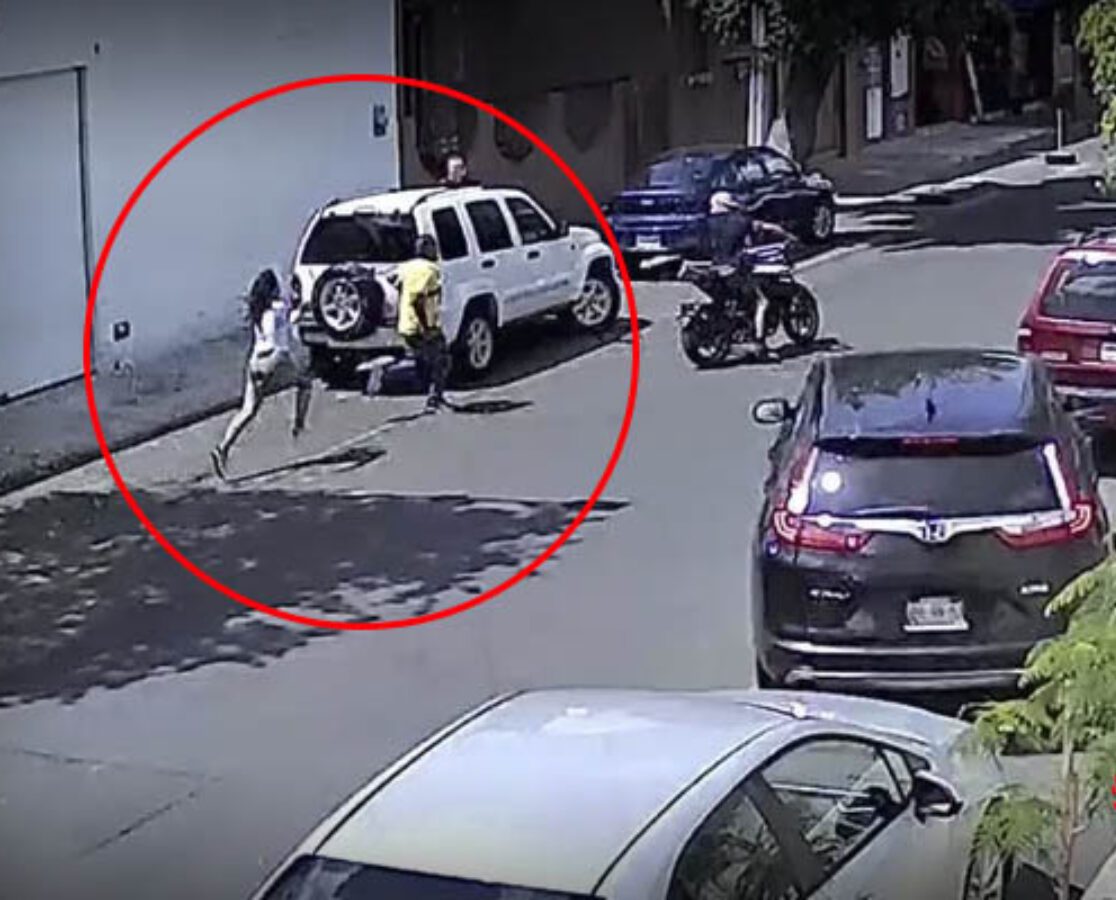 [VIDEO] Mujer da paliza a ladrón en Guadalajara