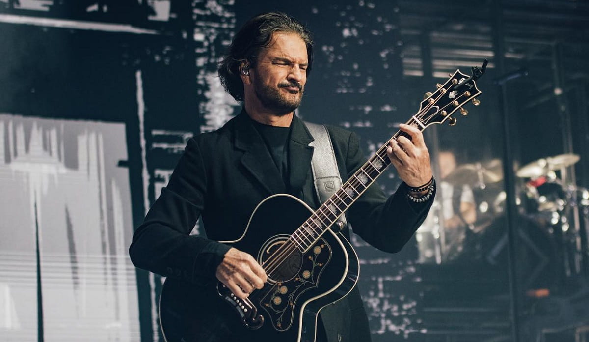 Ricardo Arjona canta “Historia de un taxi” en un tren en Perú
