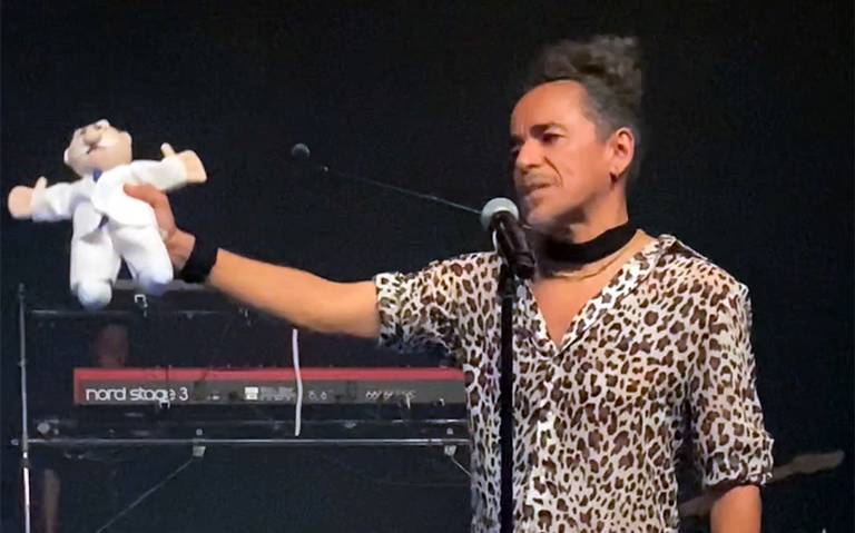 Vocalista de Café Tacvba destruye peluche del Dr.Simi