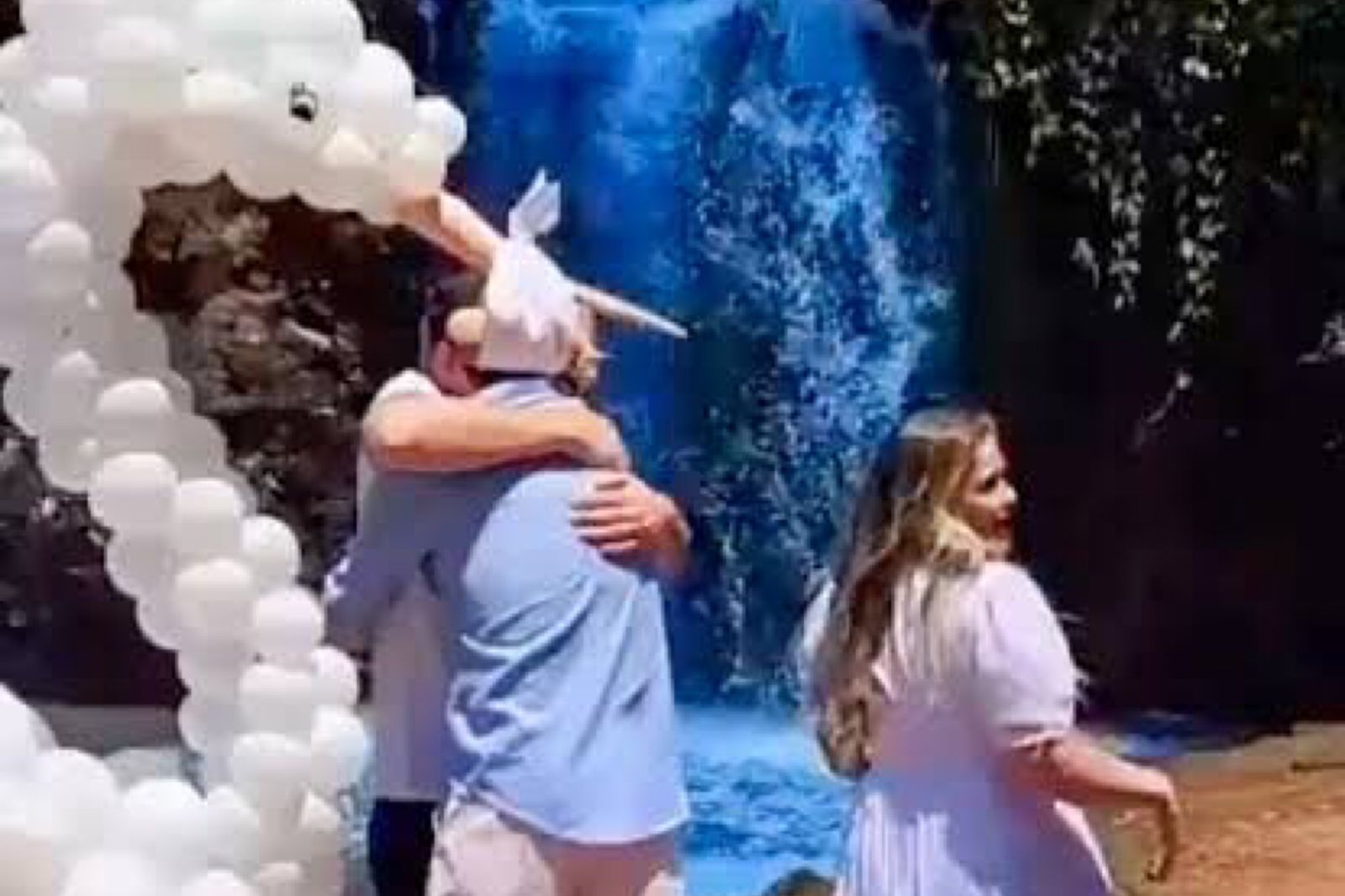 [VIDEO] Padres tiñen río para revelar s3xo de bebé en Brasil