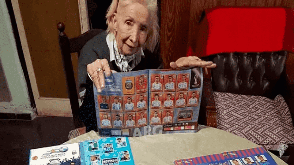 Abuelita gasta su pensión en estampas para completar el álbum Panini