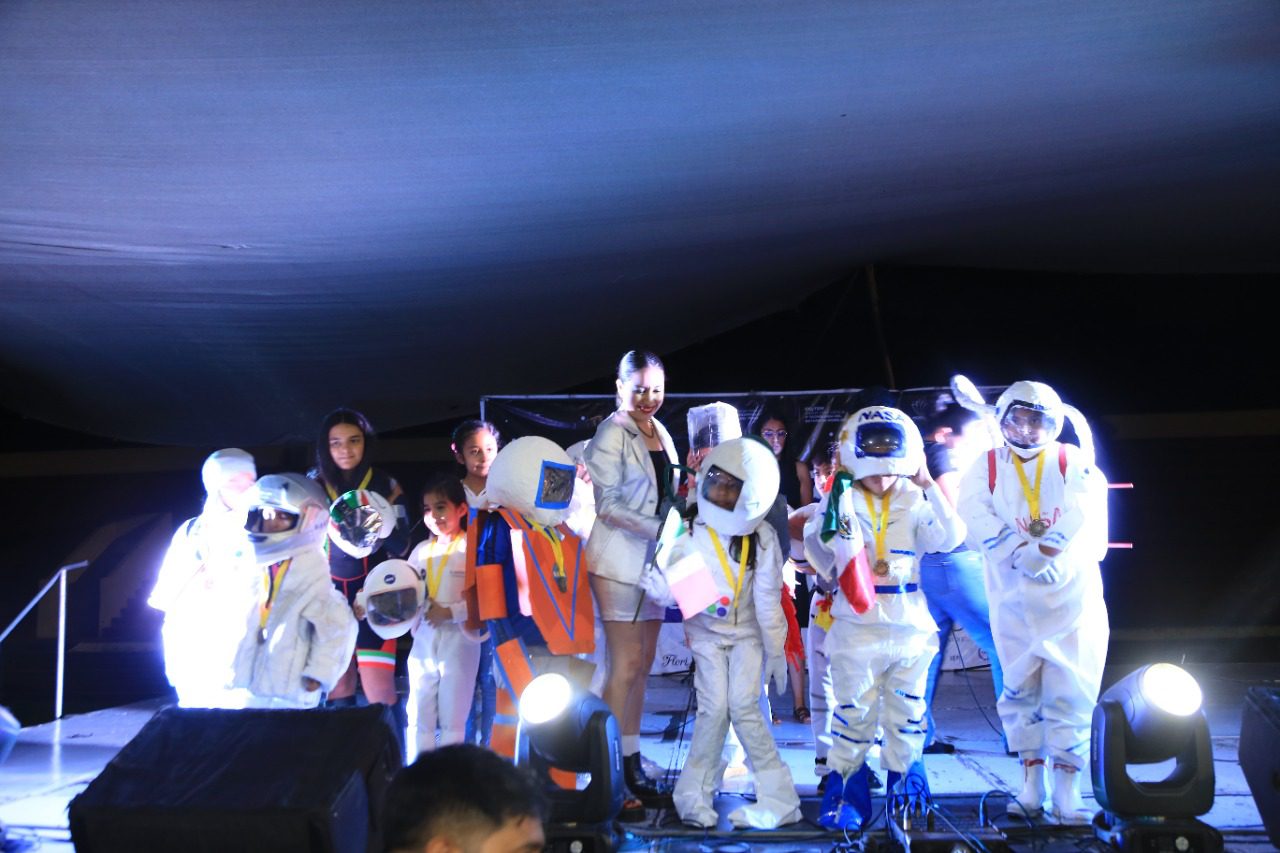 Niños crean trajes espaciales y conocen a Katya Echazarreta
