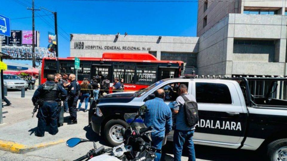 [VIDEO] Sujeto enloquece dentro del transporte público en Guadalajara