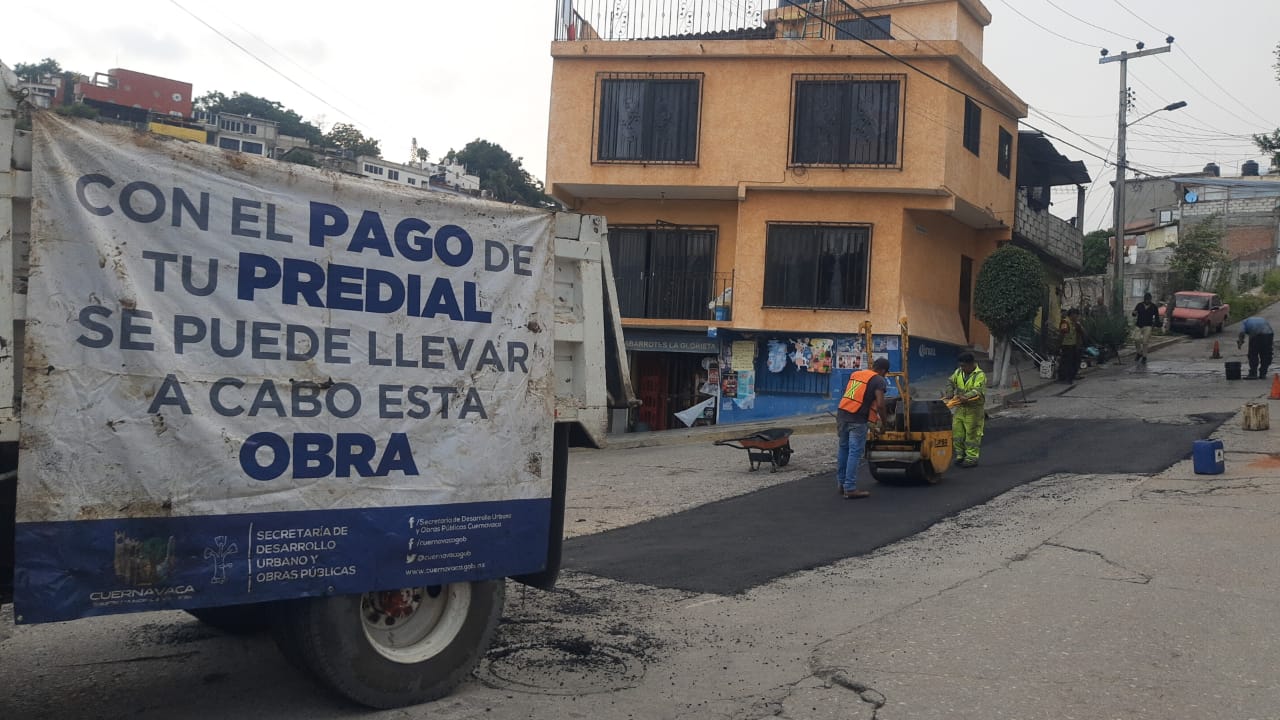 Continúa bacheo y pavimentación de calles en Cuernavaca