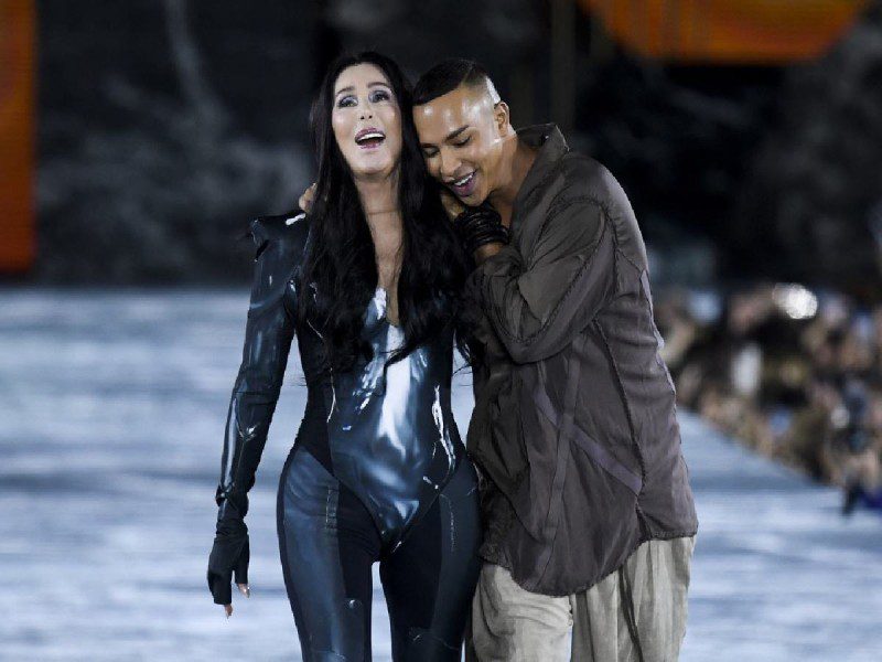 Cher desfila en París para Balmain