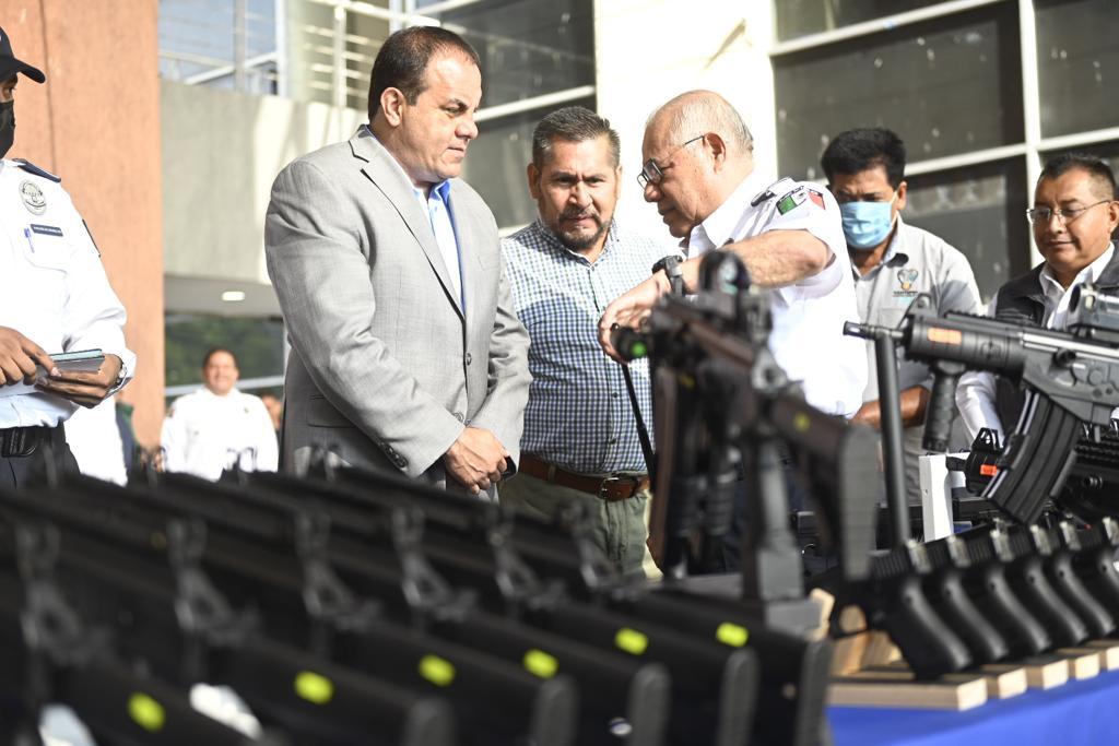 Entrega Cuauhtémoc Blanco patrullas y armamento a policías de Morelos