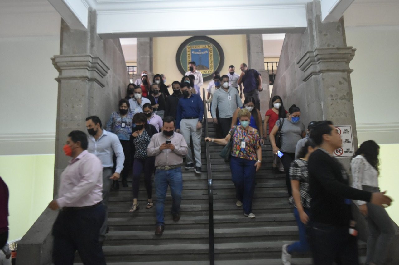 Evacúan por sismo a trabajadores de gobierno