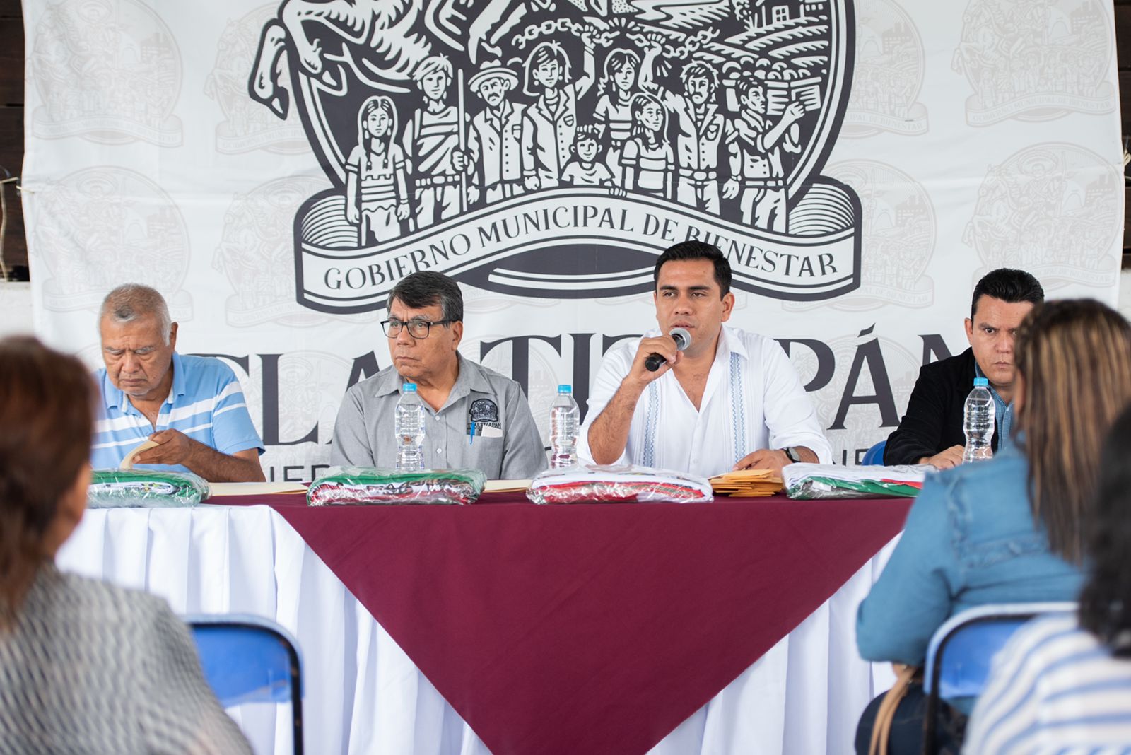 Entrega Gabriel Moreno apoyos y símbolos patrios a colonias de Tlaltizapán