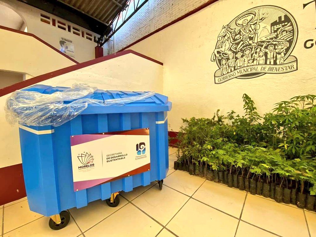 Donan a Tlaltizapán contenedores de PET y árboles para reforestación