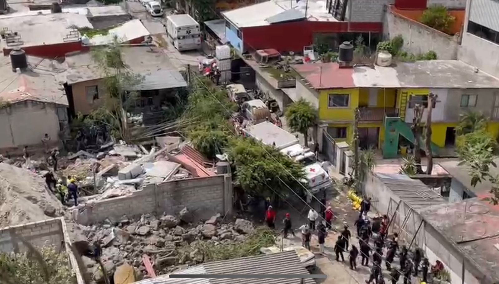 [VIDEO] Derrumbe en Cuernavaca deja a personas atrapadas