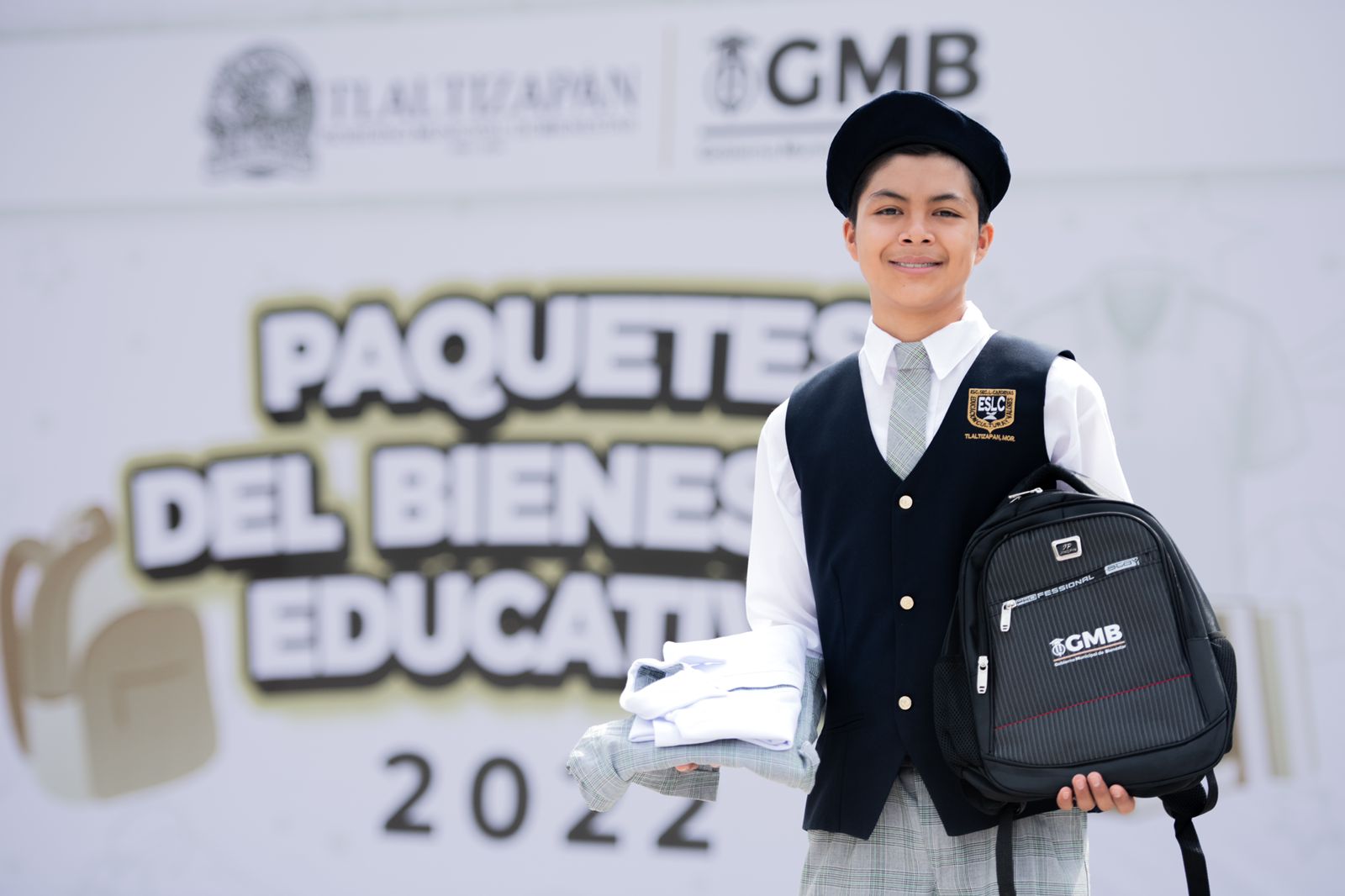 Estudiantes de Tlaltizapán reciben uniformes y útiles escolares