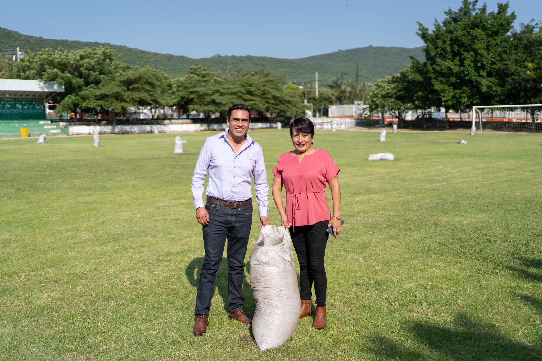 Rehabilitan pasto de los campos deportivos de Tlaltizapán
