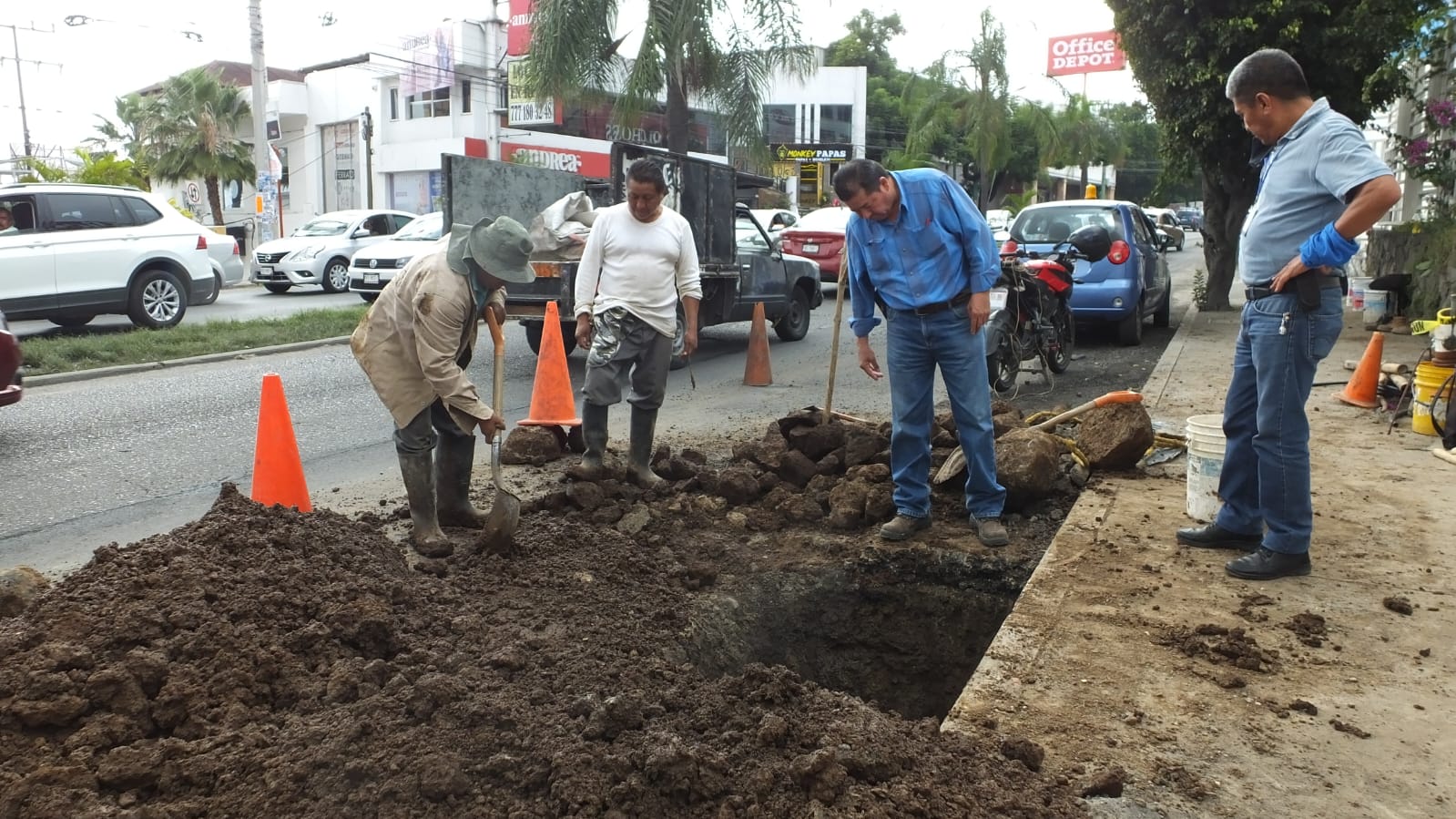 Trabaja SAPAC para reparar fuga de agua en Plan de Ayala