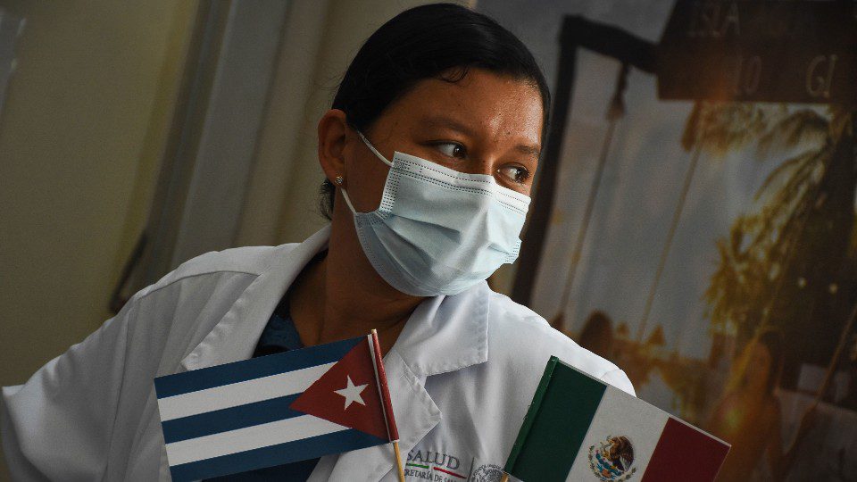 Reclutarán médicos especialistas extranjeros para trabajar en un año en México
