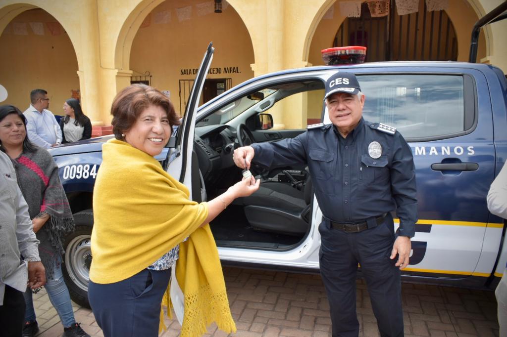 Entregan patrulla al municipio indígena de Hueyapan