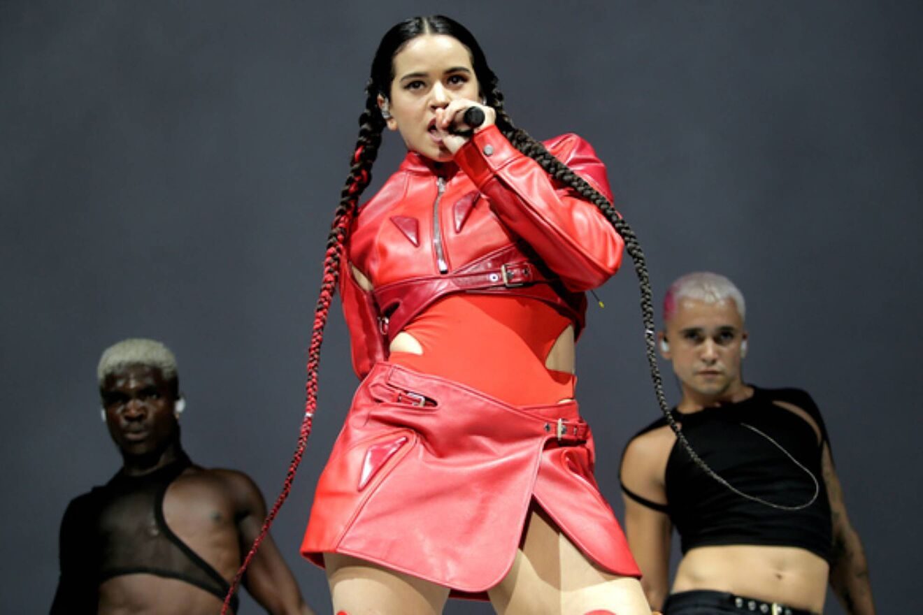 Golpean a Rosalía con ramo de flores en su concierto