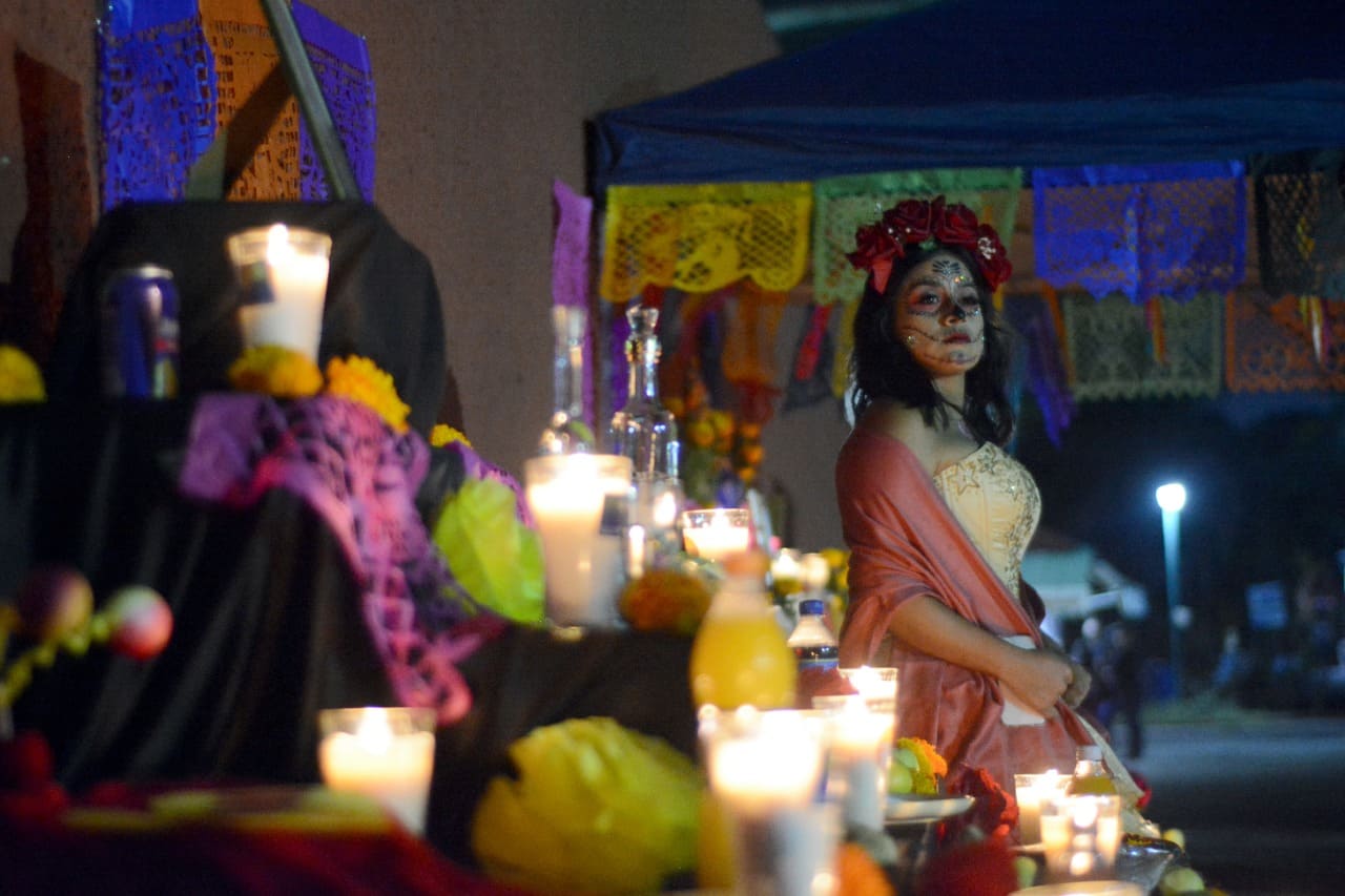 Familias de Cuernavaca disfrutaron de ofrendas y un desfile de catrinas en la Alameda