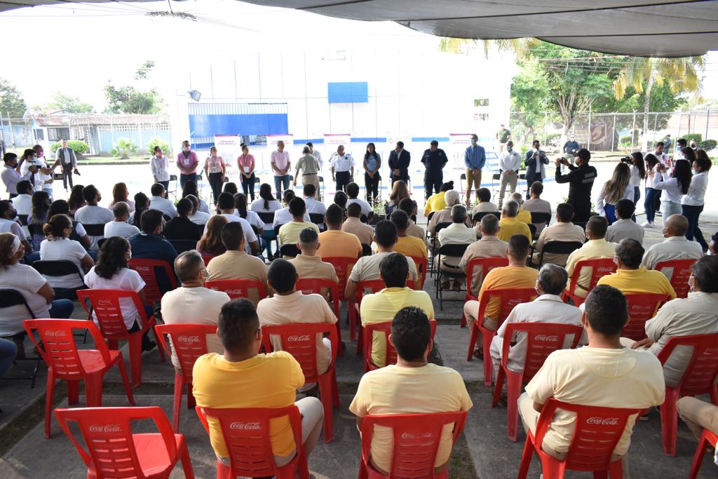 Otorgan lentes y prótesis dentales a personas privadas de la libertad en Morelos