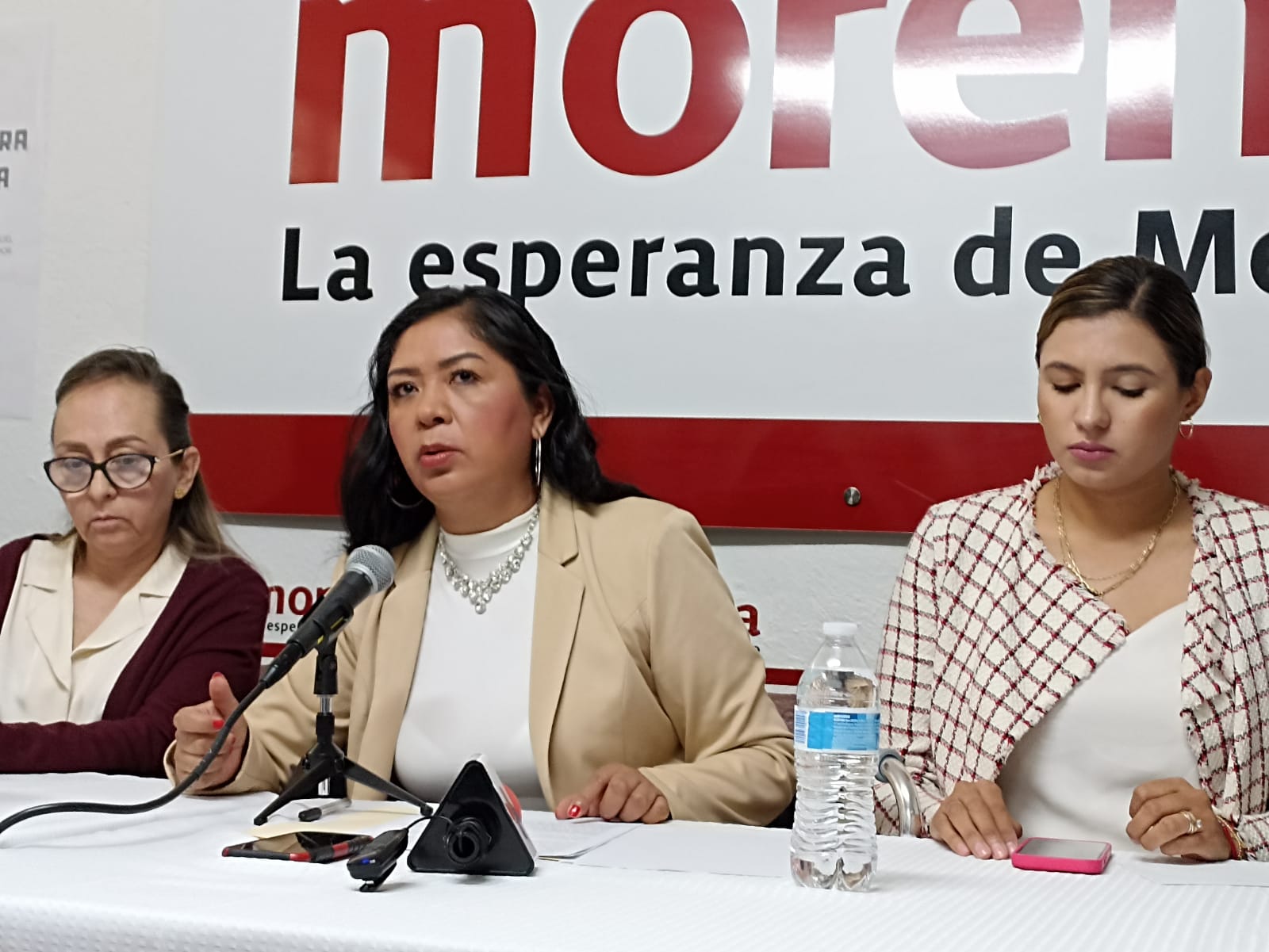 Regidora de Cuernavaca demanda a 11 miembros del cabildo