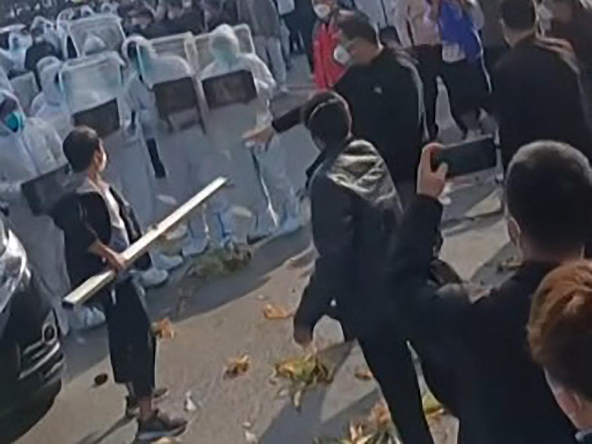 Protestan violentamente en la fábrica de iPhone en China