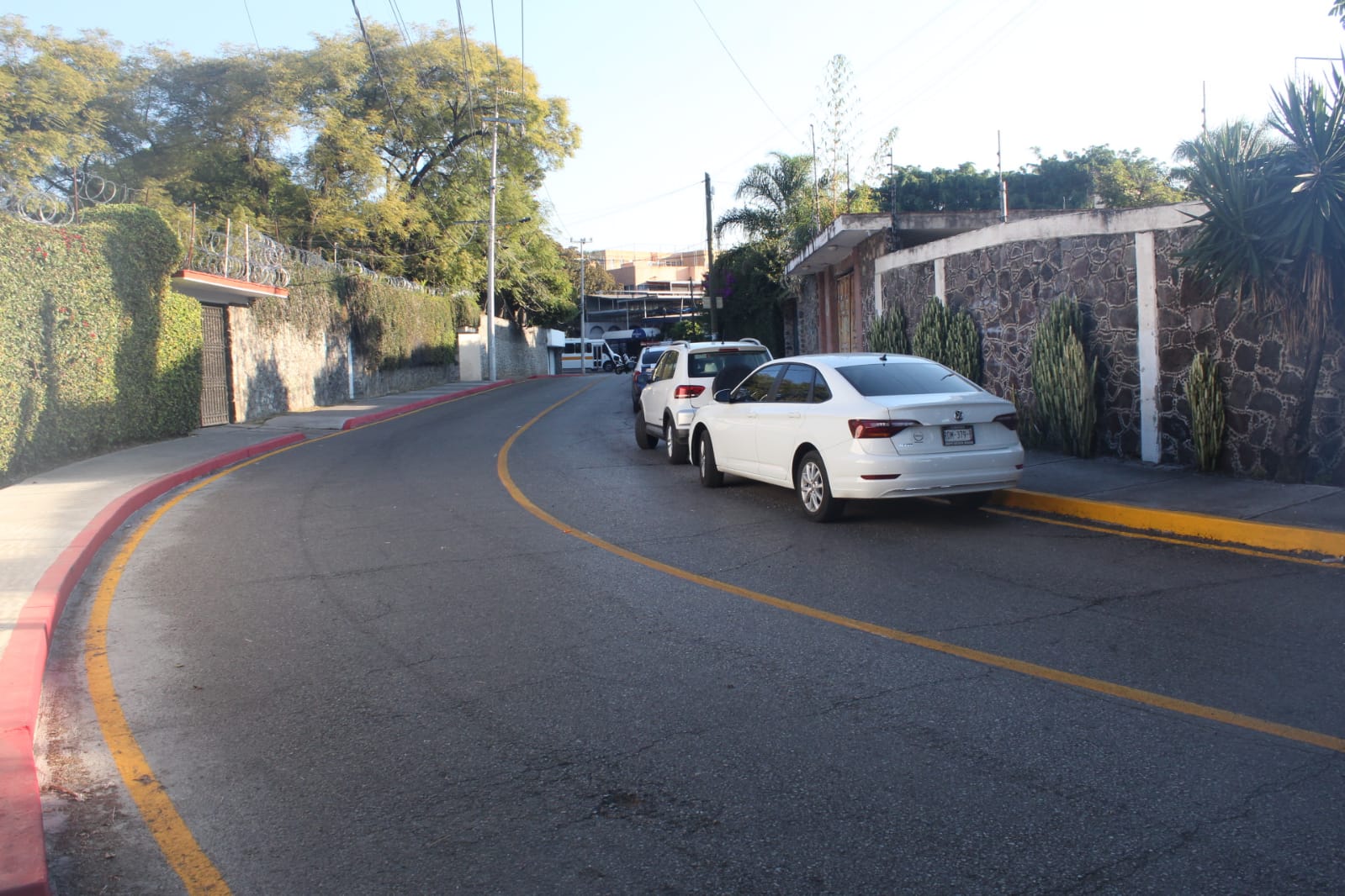 Entrega José Luis Urióstegui pavimentación de calles al Norte de Cuernavaca