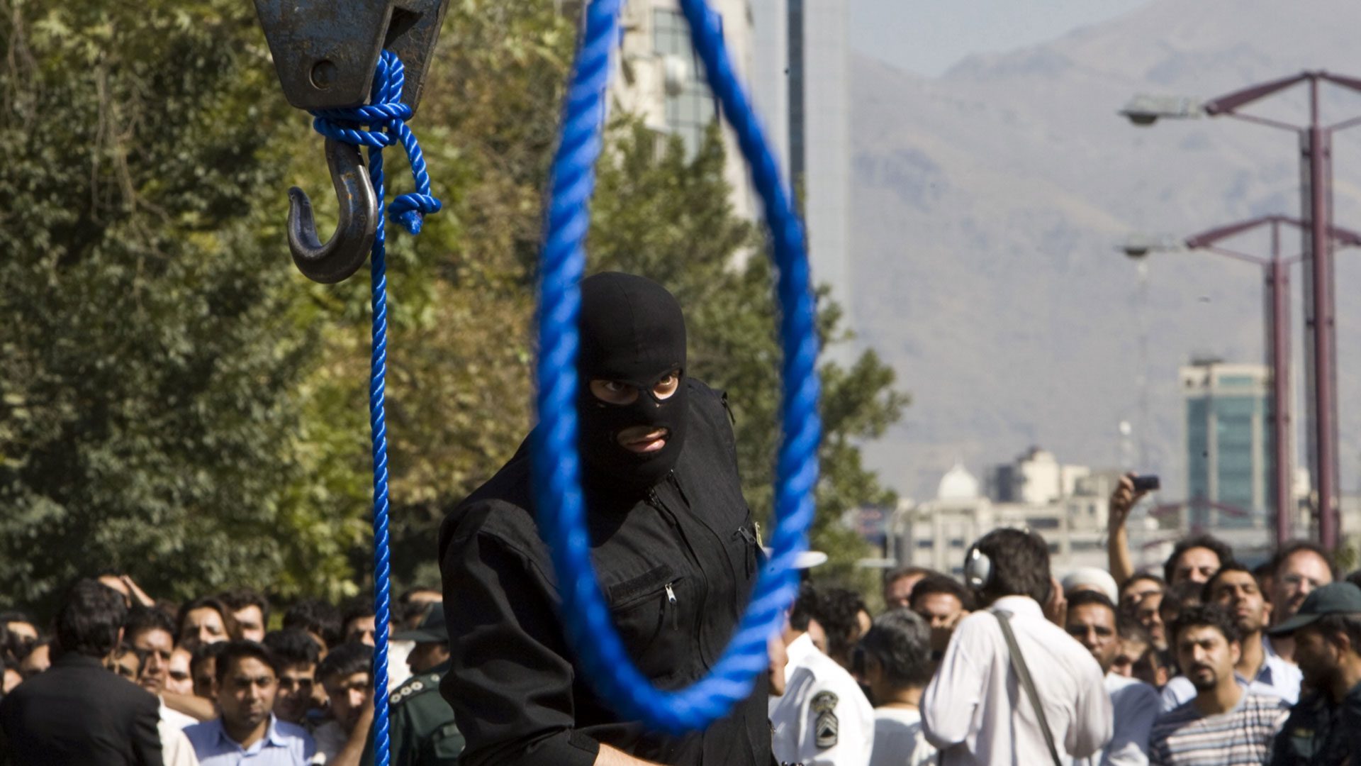 Ejecutan a tres hombres acusados de violación en Irán
