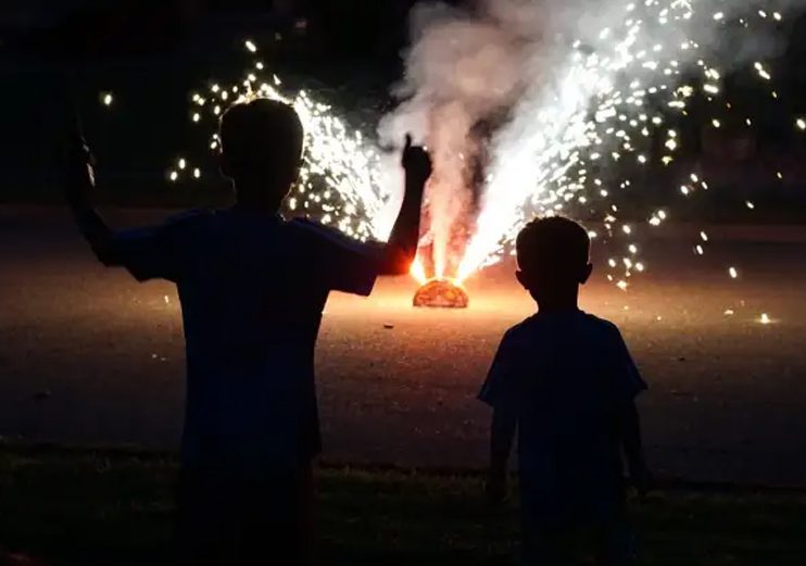 No expongas a los niños al uso de juegos pirotécnicos