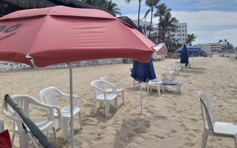 Familia construye sala con arena de playa al no querer pagar renta de sillas