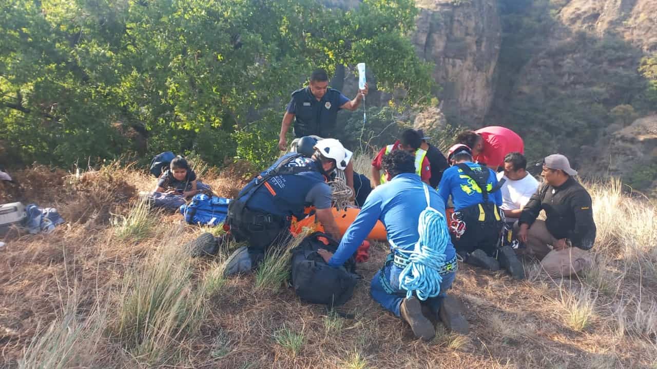 Rescatan con vida a dos hombres que cayeron a un peñasco en Tlayacapan