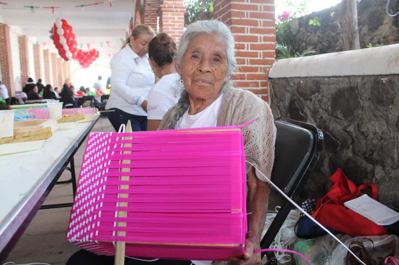 Abuelita de 83 años aprendió a realizar bolsas de toquilla en el programa MyH10