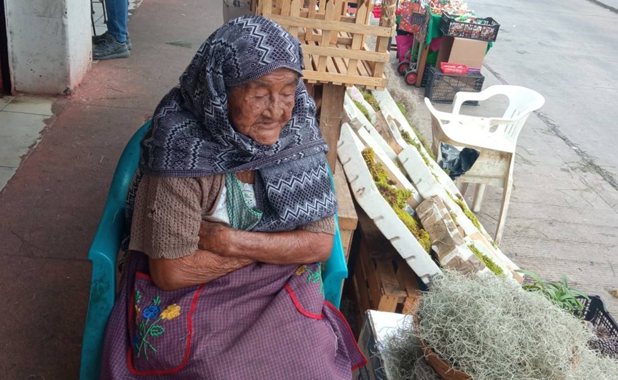 A sus 96 años elabora adornos para pesebres de navidad