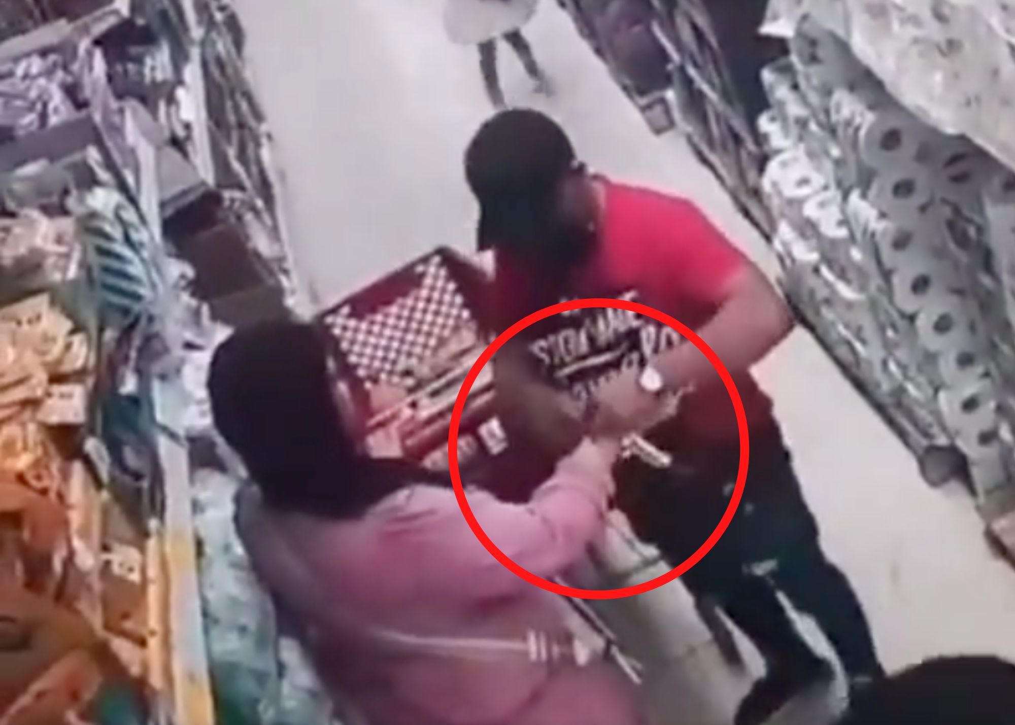 [VIDEO] ¡Ahora dentro del super! Asaltan a mujer frente a su hija en los pasillos de Soriana