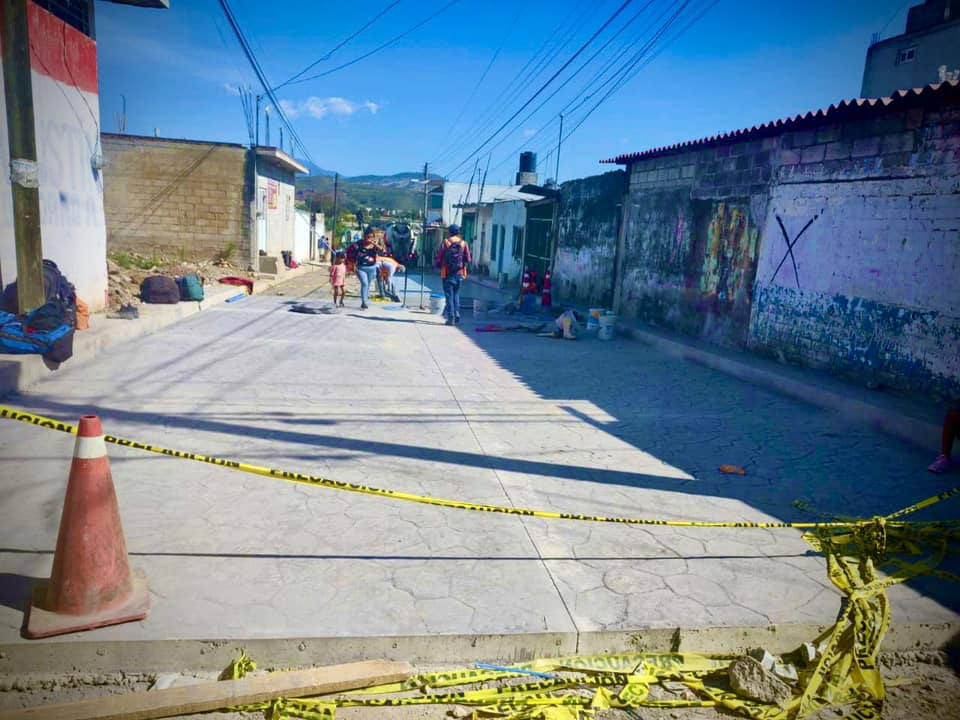 Pavimentan calle de acceso a escuelas de Atlatlahucan