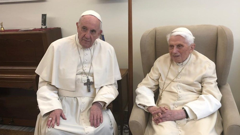 Papa Francisco pide oración por Benedicto VXI