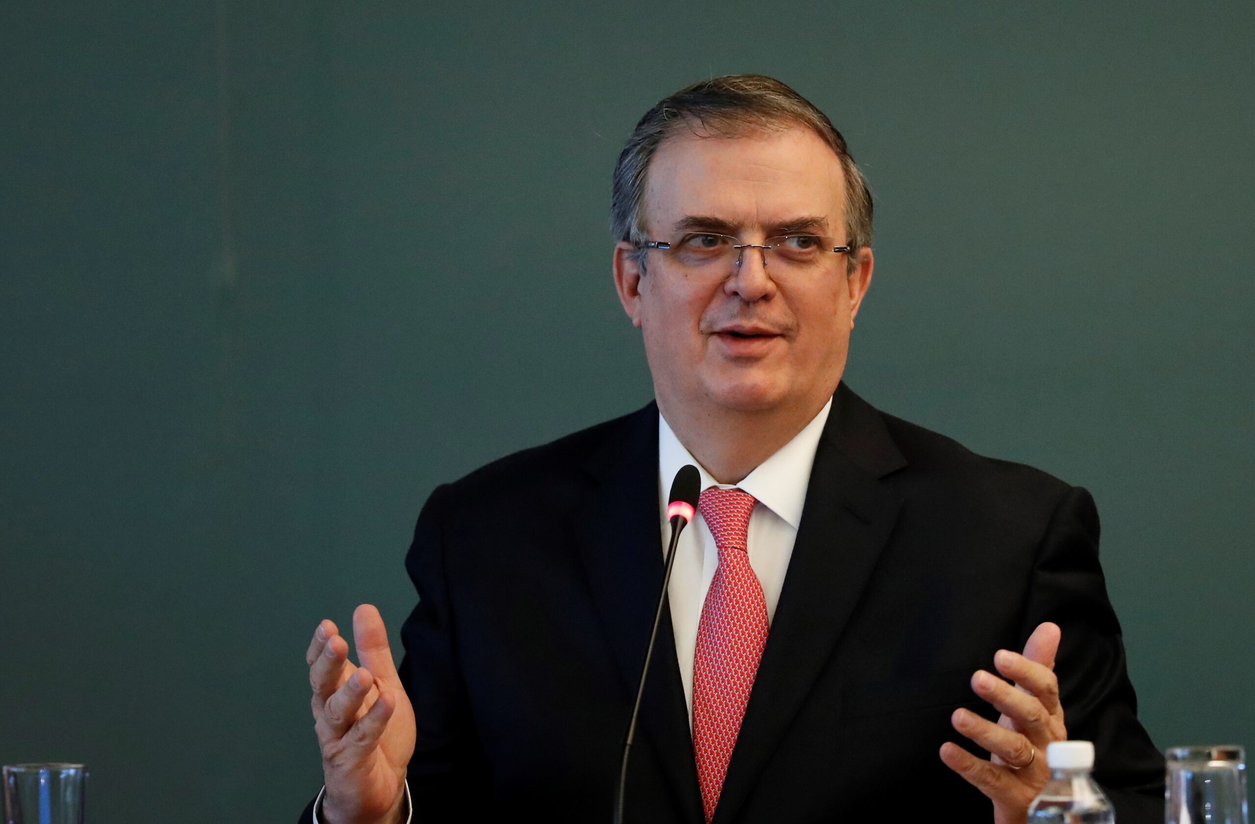 El secretario Ebrard reacciona a la canción de Shakira y Bizarrap