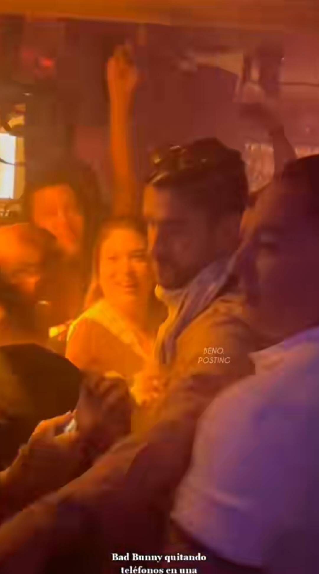 Bad Bunny arrebata celulares a fanáticos en un antro