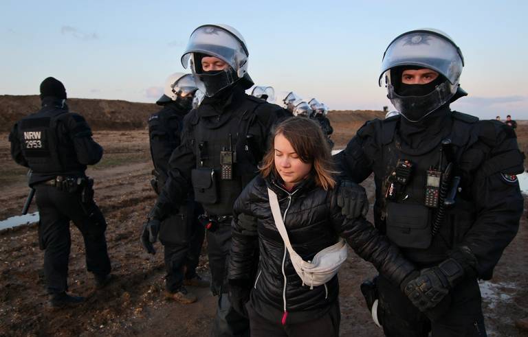 Detienen a la activista Greta Thunberg por protestar en Alemania