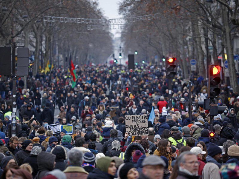Nueva reforma francesa causa protestas masivas en el país