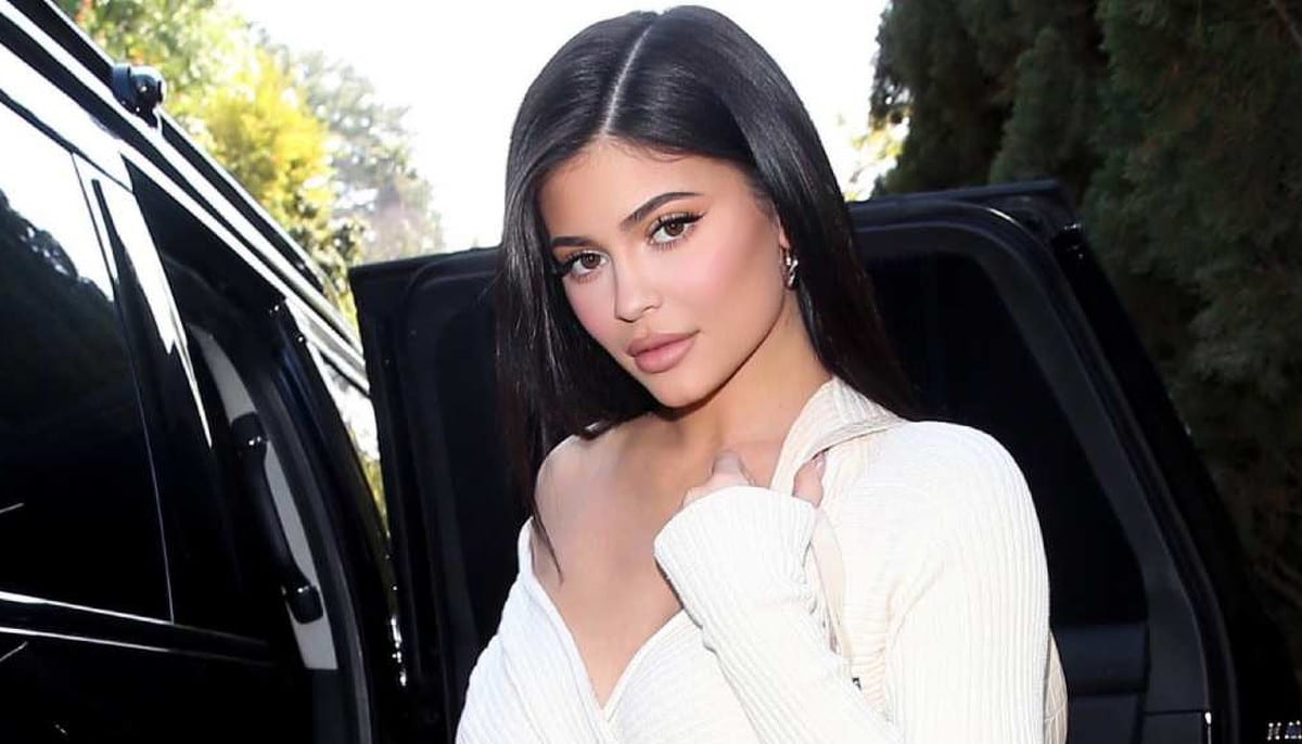Kylie Jenner luce exótico vestido en desfile de París “La bella y la bestia”