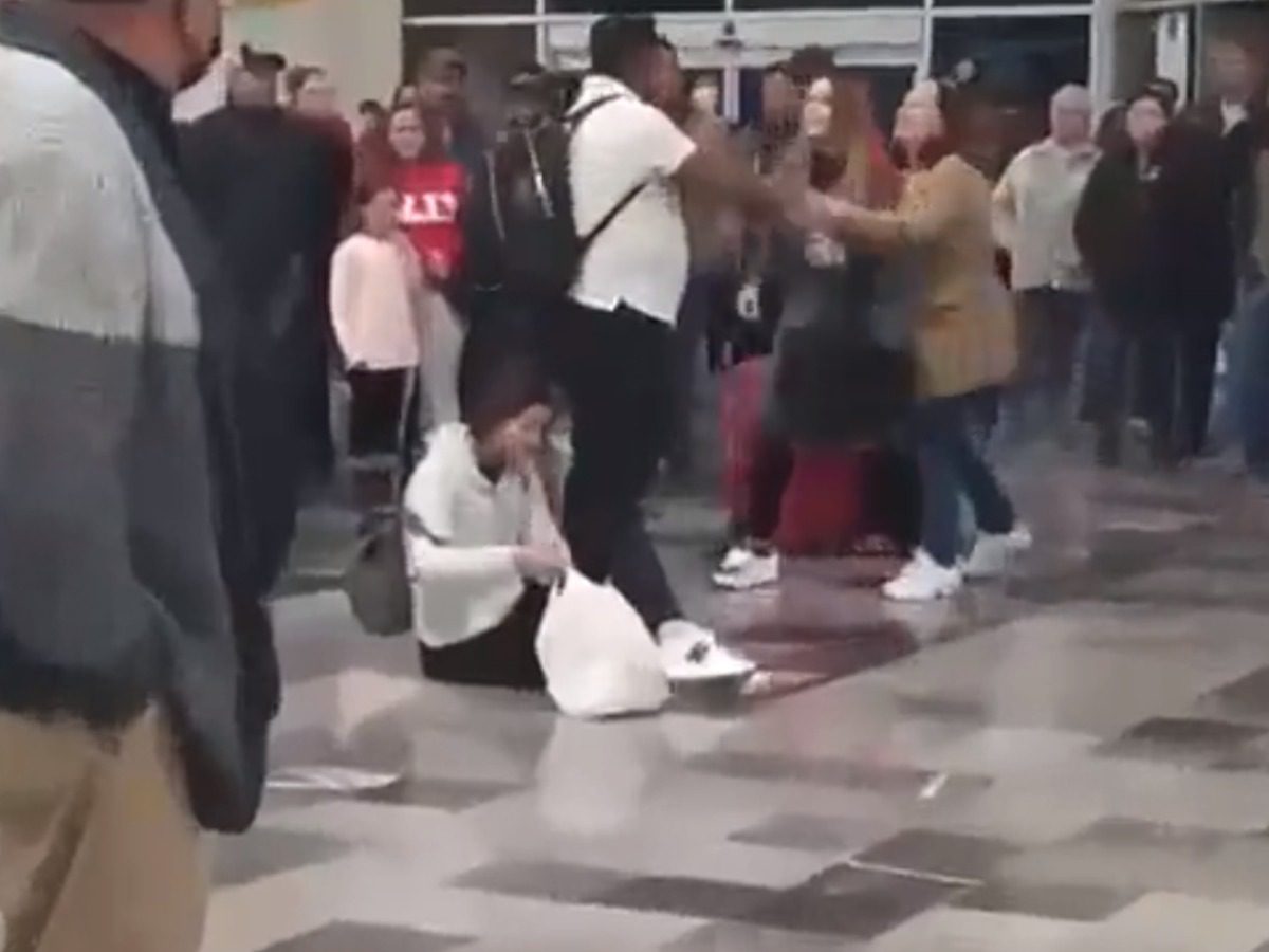 (VIDEO): Mujer enfrenta a su esposo y a su amante en un aeropuerto