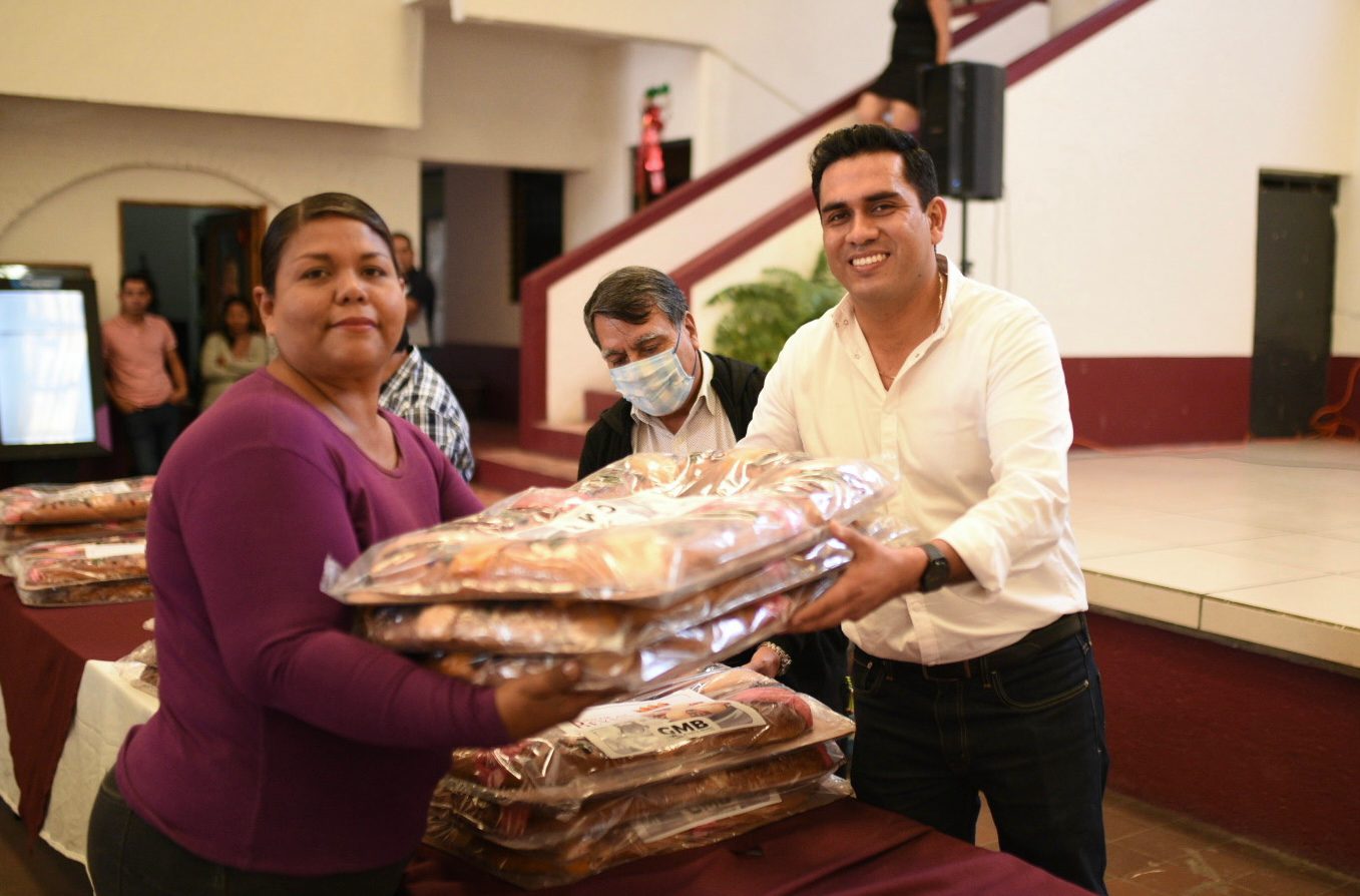 Entrega alcalde de Tlaltizapán roscas y juguetes a ayudantías