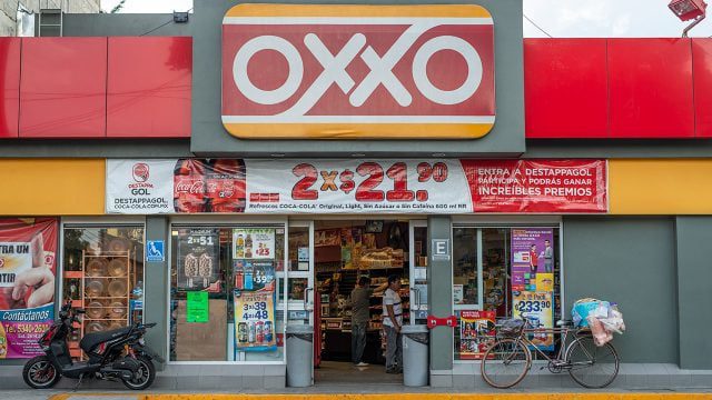Tienda Oxxo se hace viral por resguardar animalitos ante el frío