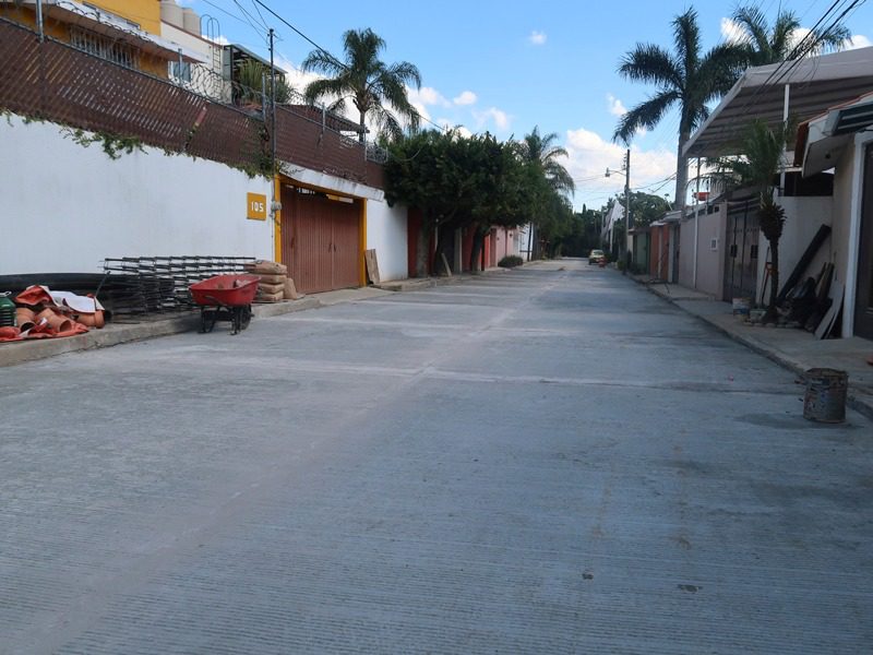 Continúa pavimentación de calles en Cuernavaca