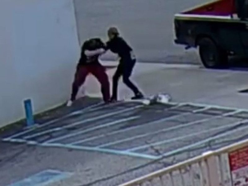 (VIDEO): Un adolescente golpea a la dueña de una veterinaria en California