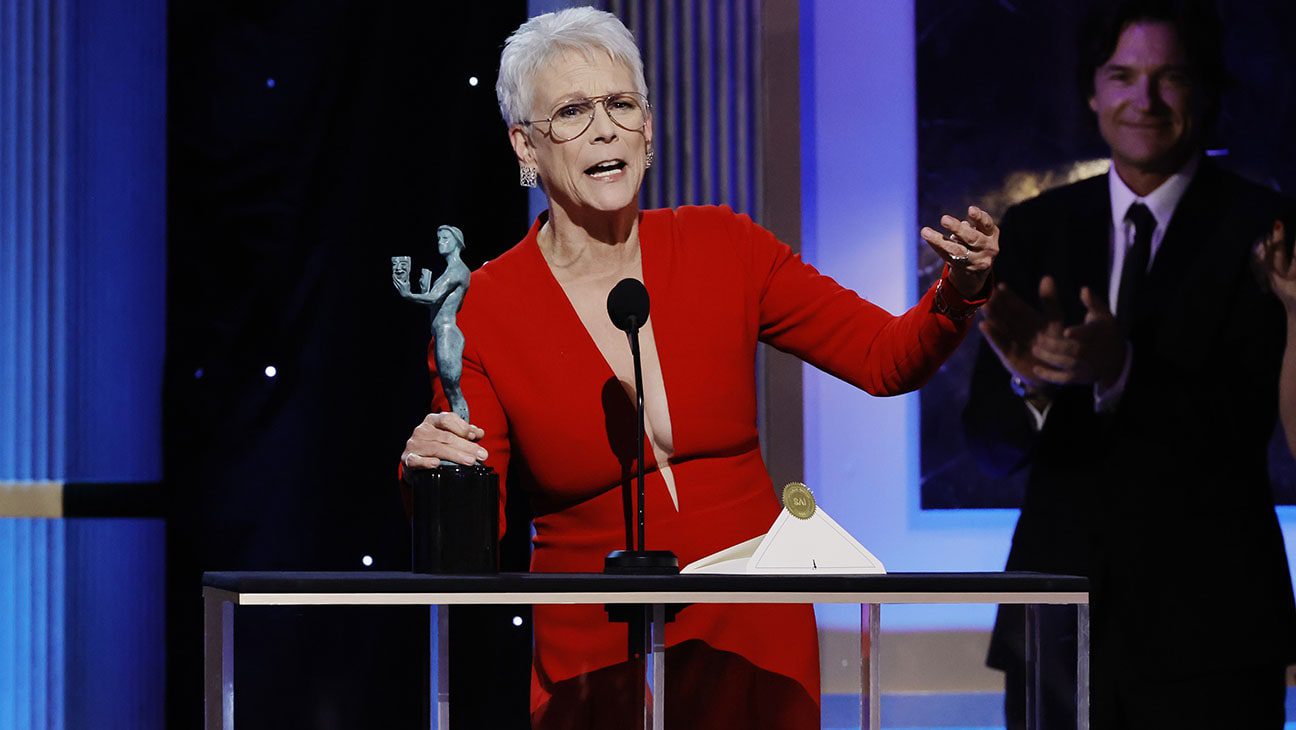 Jamie Lee Curtis protagonizó un candente beso con Michelle Yeoh en los SAG Awards 2023