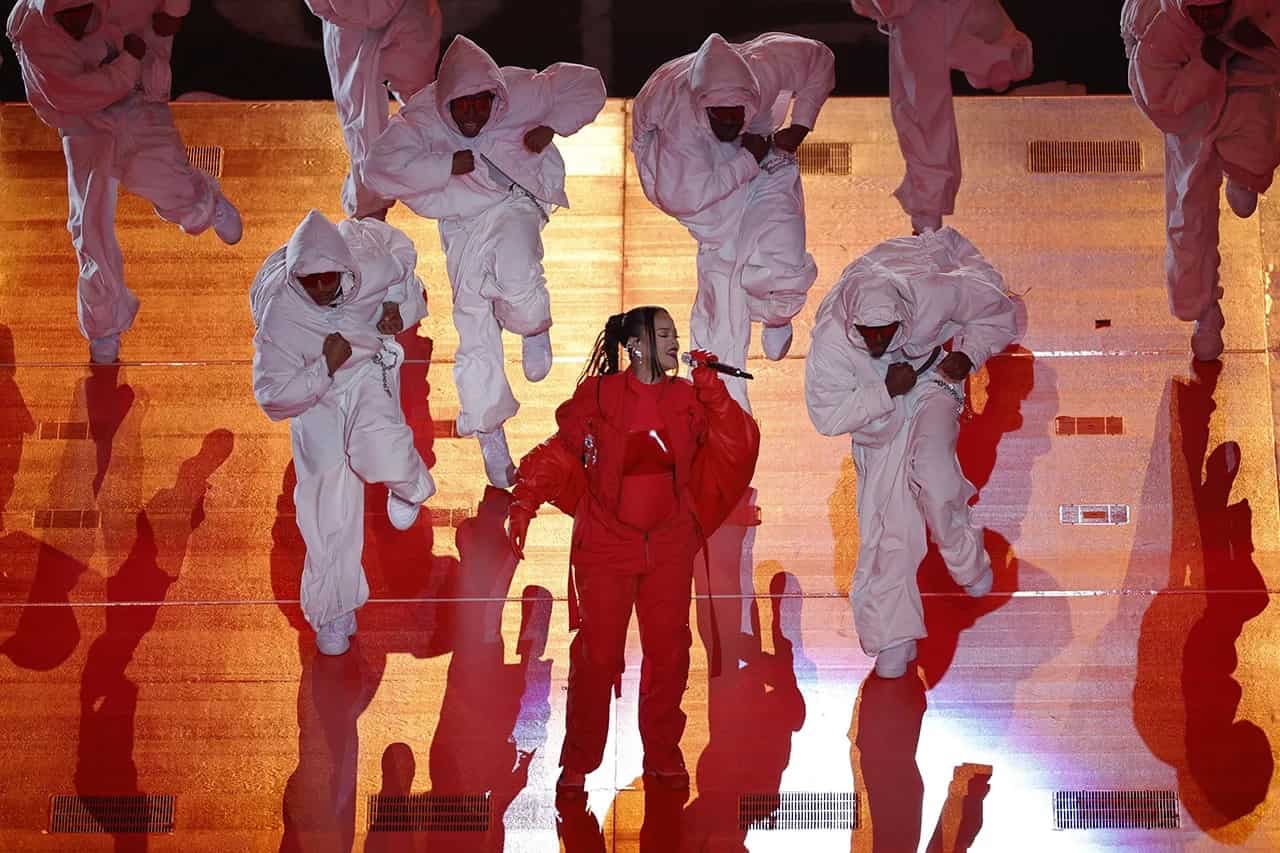 Bailarín de Rihanna estuvo a punto de caer de plataforma elevada en el Super Bowl