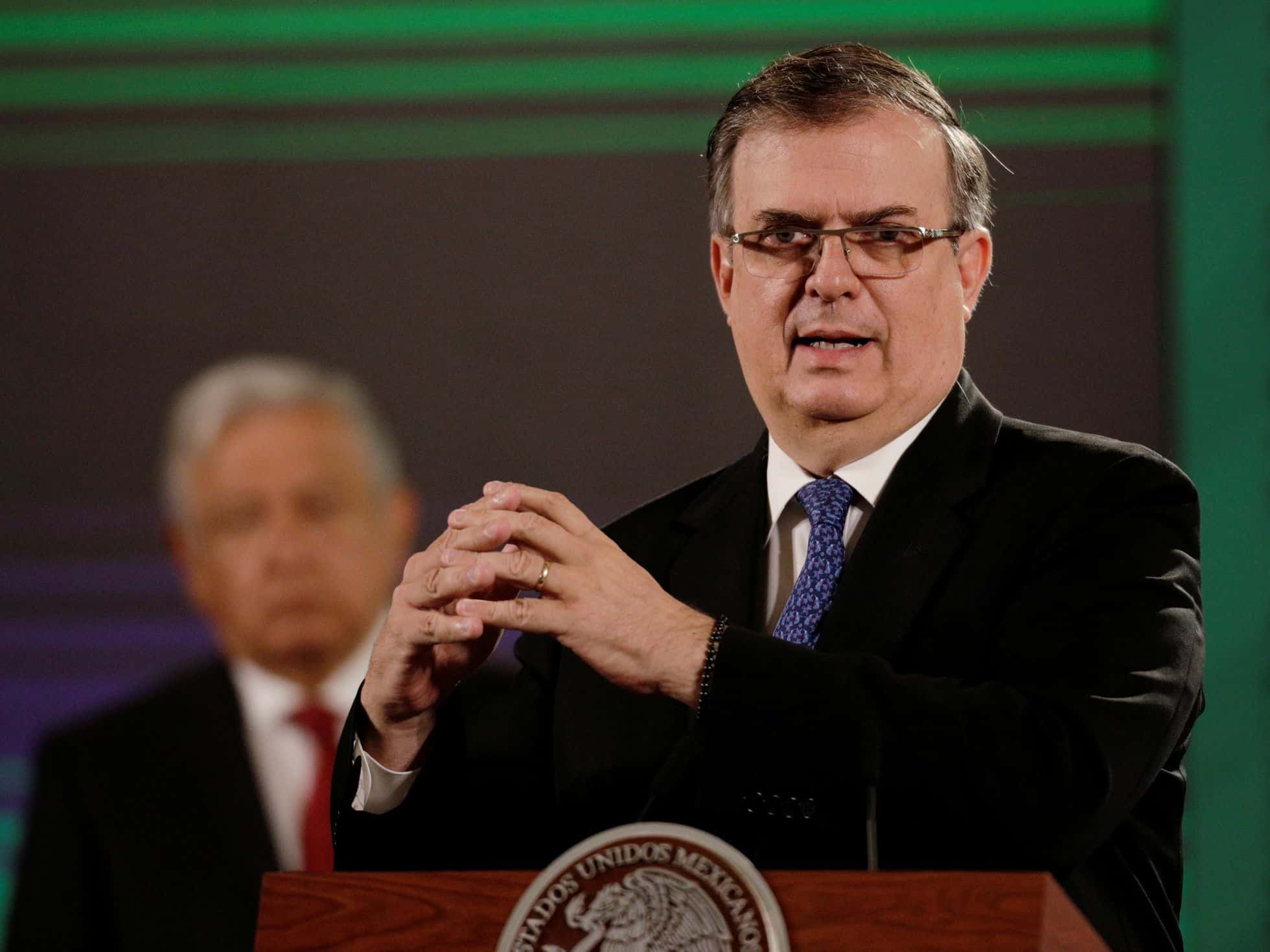 Marcelo Ebrard presume su versión de “Gatita”