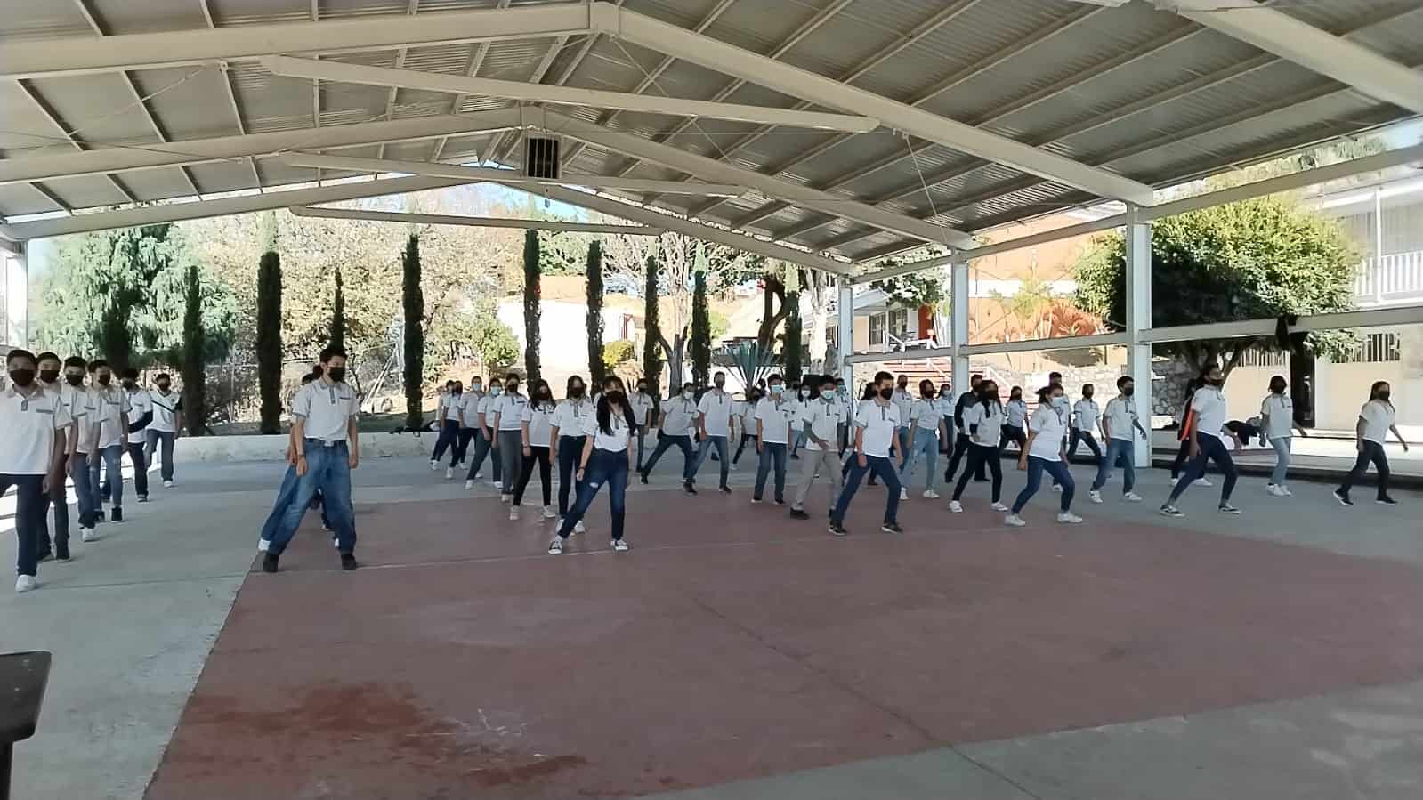 Alumnos de secundaria bailan en contra de la violencia hacia la mujer