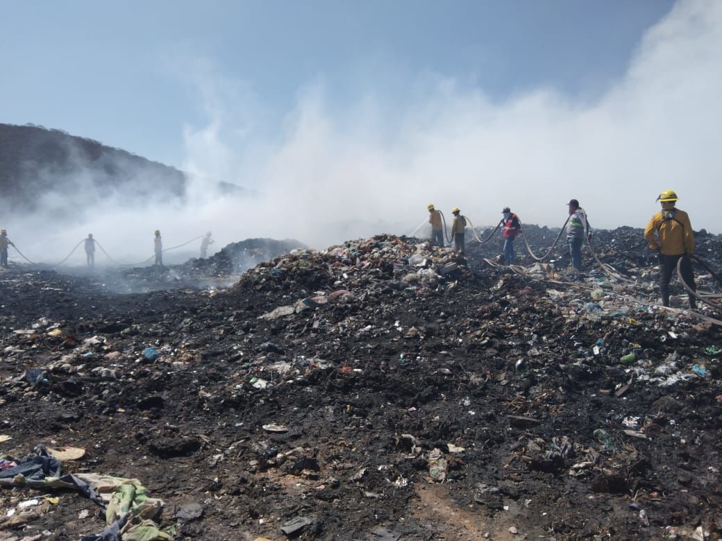 Atienden incendio de basurero en Tlaltizapán